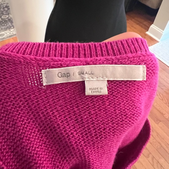 GAP short sleeve sweater in berry size small like new - Picture 4 of 4
